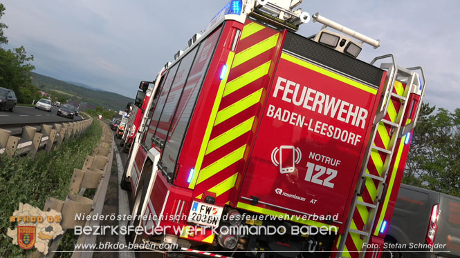 20220808 Verkehrsunfall auf der Abfahrtsrampe A2 Leobersdorf   Foto: Stefan Schneider BFKDO BADEN
