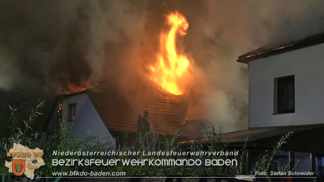 20220812 Großbrand mitten im Ortszentrum von Klausen-Leopoldsdorf   Foto: Stefan Schneider BFKDO BADEN