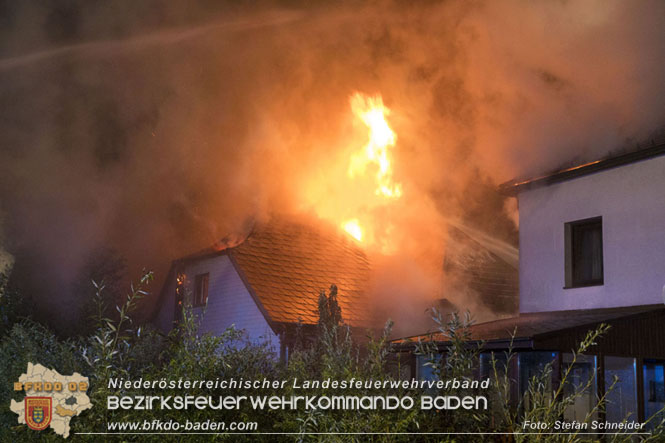 20220812 Großbrand mitten im Ortszentrum von Klausen-Leopoldsdorf   Foto: Stefan Schneider BFKDO BADEN