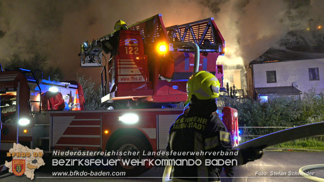 20220812 Großbrand mitten im Ortszentrum von Klausen-Leopoldsdorf   Foto: Stefan Schneider BFKDO BADEN