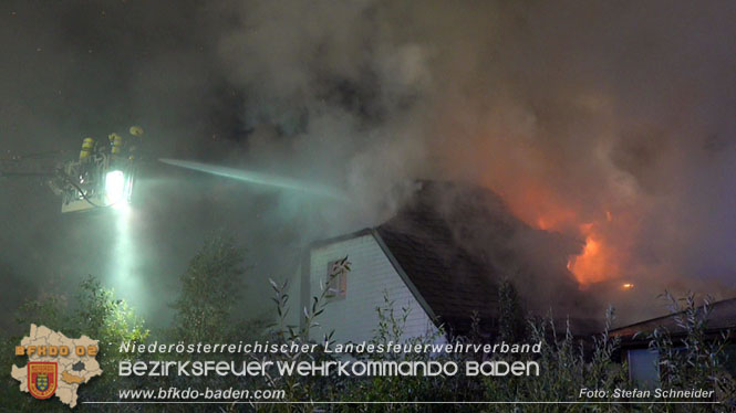 20220812 Großbrand mitten im Ortszentrum von Klausen-Leopoldsdorf   Foto: Stefan Schneider BFKDO BADEN