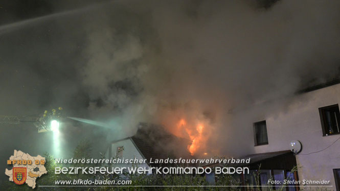 20220812 Großbrand mitten im Ortszentrum von Klausen-Leopoldsdorf   Foto: Stefan Schneider BFKDO BADEN