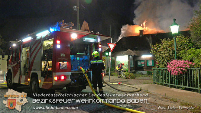 20220812 Großbrand mitten im Ortszentrum von Klausen-Leopoldsdorf   Foto: Stefan Schneider BFKDO BADEN