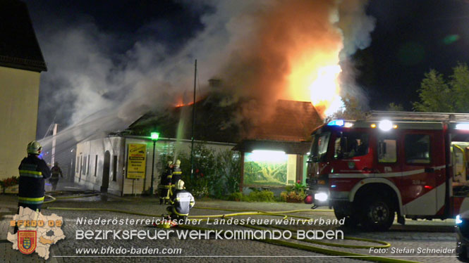 20220812 Großbrand mitten im Ortszentrum von Klausen-Leopoldsdorf   Foto: Stefan Schneider BFKDO BADEN