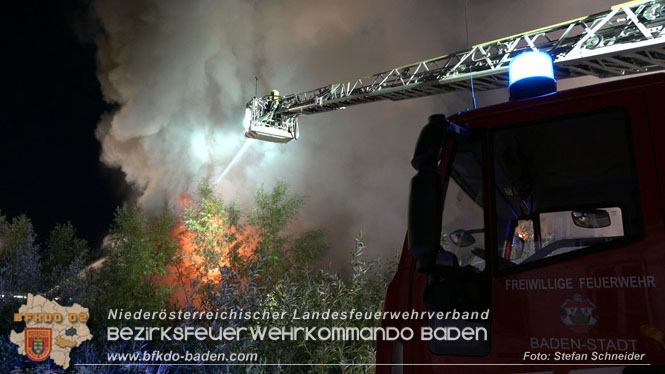 20220812 Großbrand mitten im Ortszentrum von Klausen-Leopoldsdorf   Foto: Stefan Schneider BFKDO BADEN