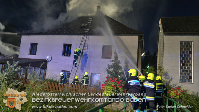 20220812 Großbrand mitten im Ortszentrum von Klausen-Leopoldsdorf   Foto: Stefan Schneider BFKDO BADEN