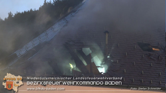 20220812 Großbrand mitten im Ortszentrum von Klausen-Leopoldsdorf   Foto: Stefan Schneider BFKDO BADEN