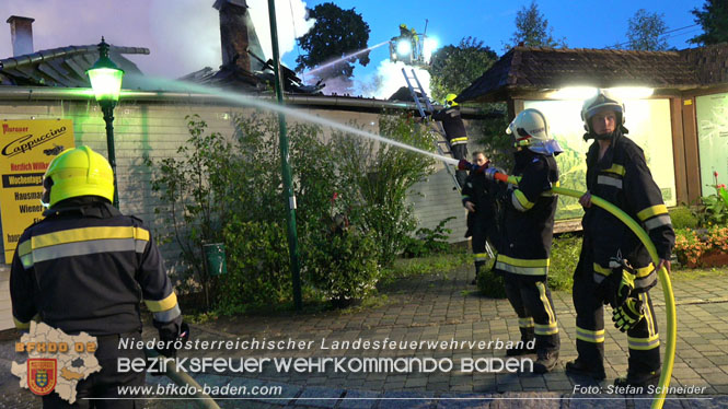 20220812 Großbrand mitten im Ortszentrum von Klausen-Leopoldsdorf   Foto: Stefan Schneider BFKDO BADEN