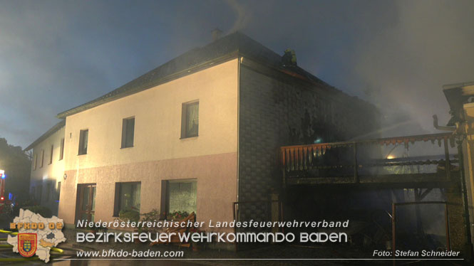 20220812 Großbrand mitten im Ortszentrum von Klausen-Leopoldsdorf   Foto: Stefan Schneider BFKDO BADEN