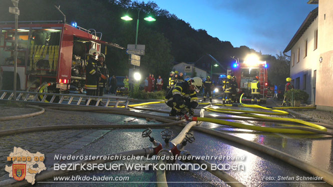 20220812 Großbrand mitten im Ortszentrum von Klausen-Leopoldsdorf   Foto: Stefan Schneider BFKDO BADEN
