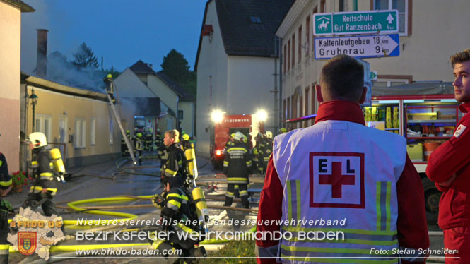 20220812 Großbrand mitten im Ortszentrum von Klausen-Leopoldsdorf   Foto: Stefan Schneider BFKDO BADEN