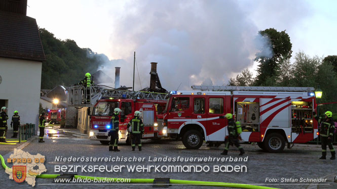 20220812 Großbrand mitten im Ortszentrum von Klausen-Leopoldsdorf   Foto: Stefan Schneider BFKDO BADEN