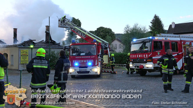 20220812 Großbrand mitten im Ortszentrum von Klausen-Leopoldsdorf   Foto: Stefan Schneider BFKDO BADEN