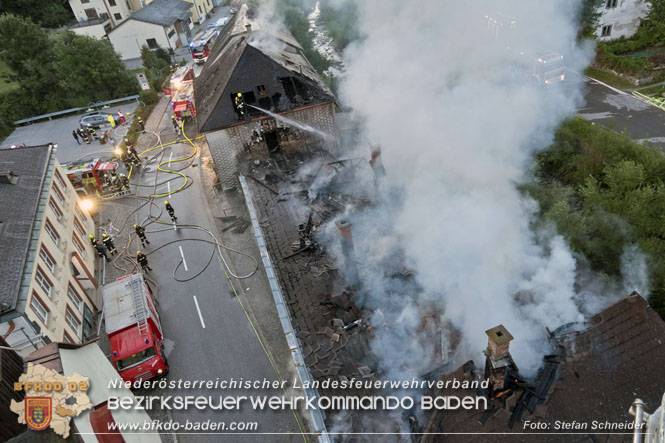20220812 Großbrand mitten im Ortszentrum von Klausen-Leopoldsdorf   Foto: Stefan Schneider BFKDO BADEN