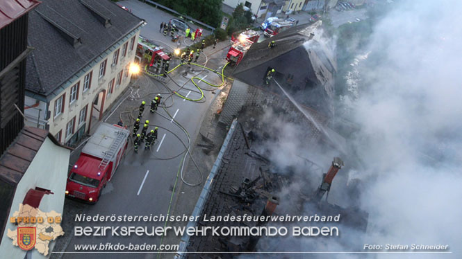 20220812 Großbrand mitten im Ortszentrum von Klausen-Leopoldsdorf   Foto: Stefan Schneider BFKDO BADEN