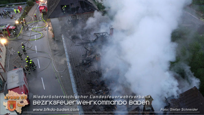 20220812 Großbrand mitten im Ortszentrum von Klausen-Leopoldsdorf   Foto: Stefan Schneider BFKDO BADEN