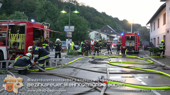 20220812 Großbrand mitten im Ortszentrum von Klausen-Leopoldsdorf   Foto: Stefan Schneider BFKDO BADEN