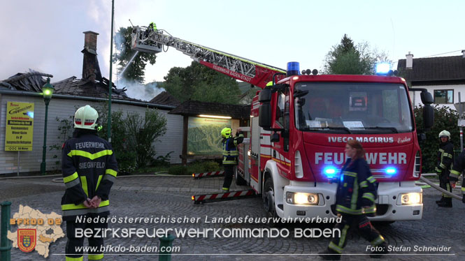 20220812 Großbrand mitten im Ortszentrum von Klausen-Leopoldsdorf   Foto: Stefan Schneider BFKDO BADEN