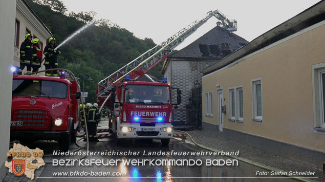 20220812 Großbrand mitten im Ortszentrum von Klausen-Leopoldsdorf   Foto: Stefan Schneider BFKDO BADEN