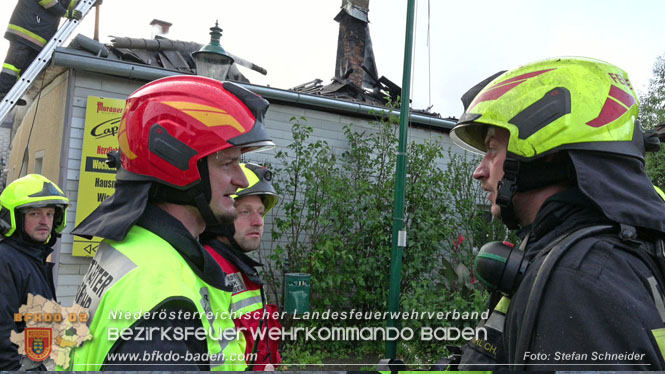 20220812 Großbrand mitten im Ortszentrum von Klausen-Leopoldsdorf   Foto: Stefan Schneider BFKDO BADEN