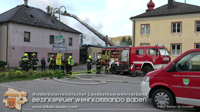 20220812 Großbrand mitten im Ortszentrum von Klausen-Leopoldsdorf   Foto: Stefan Schneider BFKDO BADEN