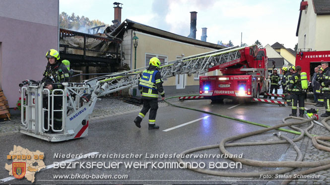 20220812 Großbrand mitten im Ortszentrum von Klausen-Leopoldsdorf   Foto: Stefan Schneider BFKDO BADEN