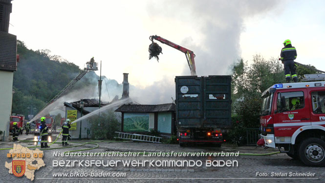 20220812 Großbrand mitten im Ortszentrum von Klausen-Leopoldsdorf   Foto: Stefan Schneider BFKDO BADEN