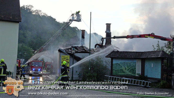 20220812 Großbrand mitten im Ortszentrum von Klausen-Leopoldsdorf   Foto: Stefan Schneider BFKDO BADEN