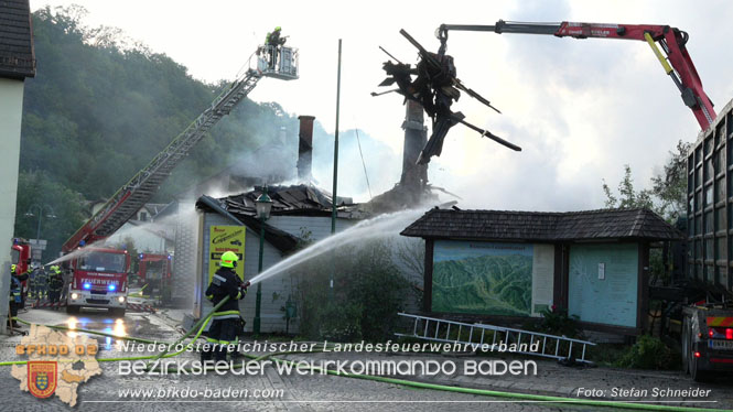 20220812 Großbrand mitten im Ortszentrum von Klausen-Leopoldsdorf   Foto: Stefan Schneider BFKDO BADEN