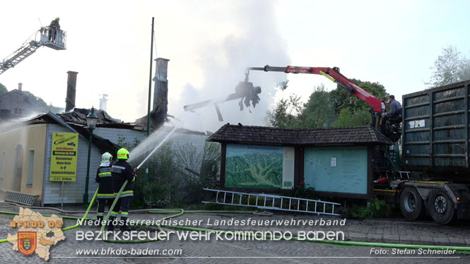 20220812 Großbrand mitten im Ortszentrum von Klausen-Leopoldsdorf   Foto: Stefan Schneider BFKDO BADEN