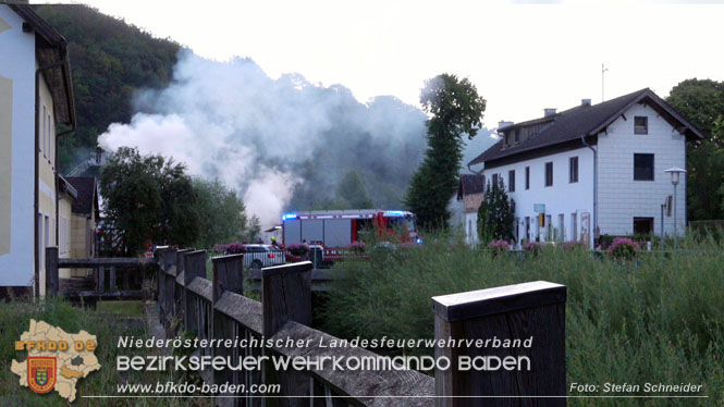 20220812 Großbrand mitten im Ortszentrum von Klausen-Leopoldsdorf   Foto: Stefan Schneider BFKDO BADEN
