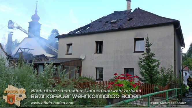 20220812 Großbrand mitten im Ortszentrum von Klausen-Leopoldsdorf   Foto: Stefan Schneider BFKDO BADEN