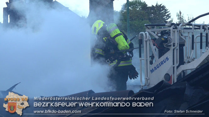 20220812 Großbrand mitten im Ortszentrum von Klausen-Leopoldsdorf   Foto: Stefan Schneider BFKDO BADEN