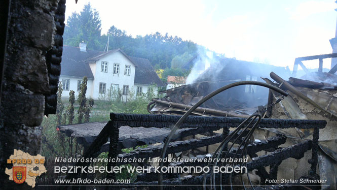 20220812 Großbrand mitten im Ortszentrum von Klausen-Leopoldsdorf   Foto: Stefan Schneider BFKDO BADEN