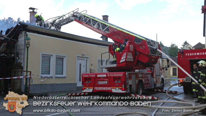 20220812 Großbrand mitten im Ortszentrum von Klausen-Leopoldsdorf   Foto: Stefan Schneider BFKDO BADEN