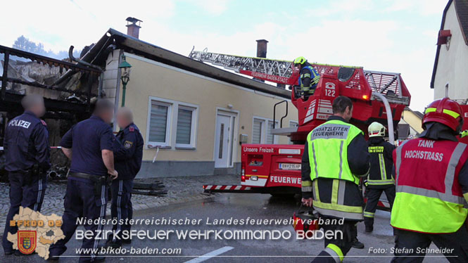 20220812 Großbrand mitten im Ortszentrum von Klausen-Leopoldsdorf   Foto: Stefan Schneider BFKDO BADEN
