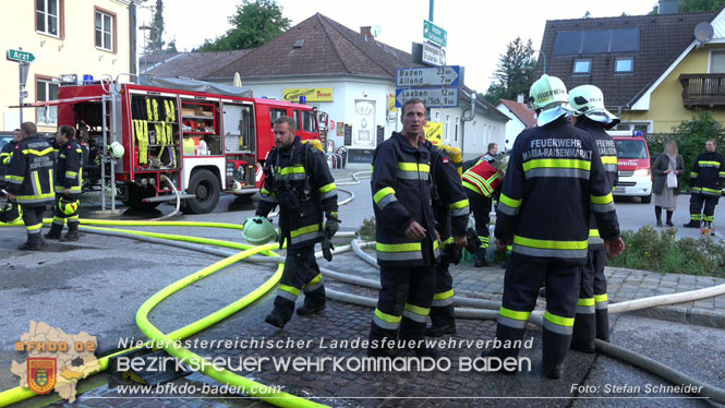 20220812 Großbrand mitten im Ortszentrum von Klausen-Leopoldsdorf   Foto: Stefan Schneider BFKDO BADEN