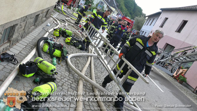 20220812 Großbrand mitten im Ortszentrum von Klausen-Leopoldsdorf   Foto: Stefan Schneider BFKDO BADEN