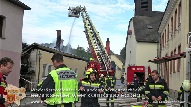 20220812 Großbrand mitten im Ortszentrum von Klausen-Leopoldsdorf   Foto: Stefan Schneider BFKDO BADEN