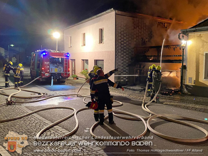 20220812 Großbrand mitten im Ortszentrum von Klausen-Leopoldsdorf   Foto: Thomas Hohlagschwandtner / FF Alland