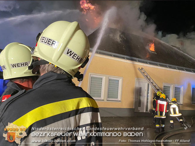 20220812 Großbrand mitten im Ortszentrum von Klausen-Leopoldsdorf   Foto: Thomas Hohlagschwandtner / FF Alland