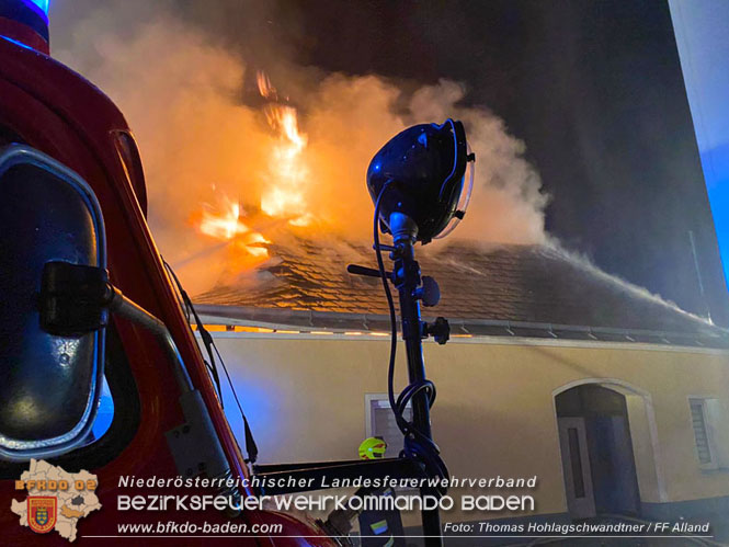 20220812 Großbrand mitten im Ortszentrum von Klausen-Leopoldsdorf   Foto: Thomas Hohlagschwandtner / FF Alland