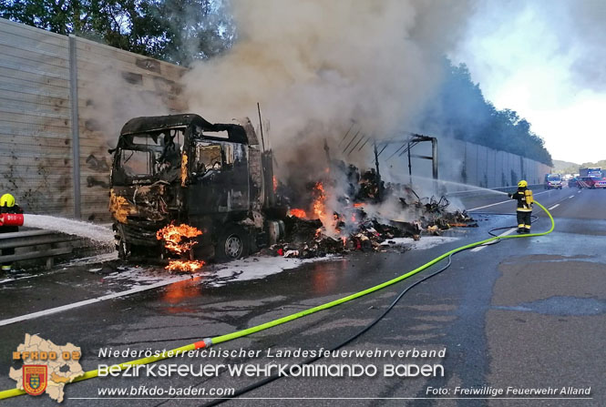 20220817 LKW Brand auf der A21 Höhe Klausen-Leopoldsdorf Foto: Harald Schieder Freiwillige Feuerwehr Alland 20220817 LKW Brand auf der A21 Höhe Klausen-Leopoldsdorf Foto: Harald Schieder Freiwillige Feuerwehr Alland