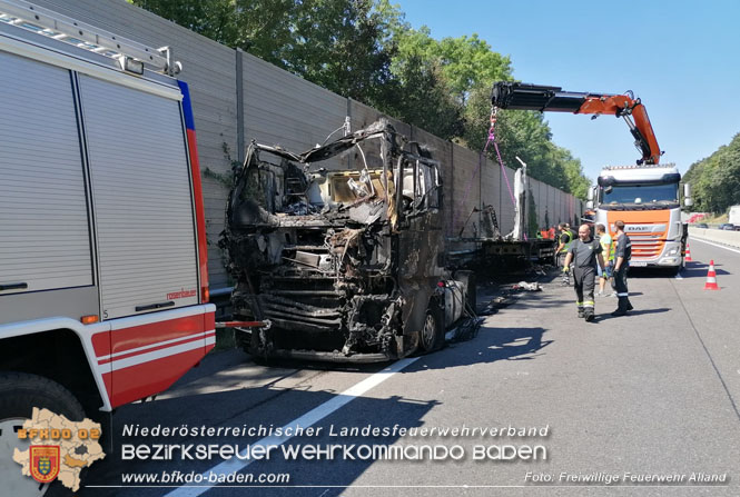 20220817 LKW Brand auf der A21 Höhe Klausen-Leopoldsdorf Foto: Harald Schieder Freiwillige Feuerwehr Alland 20220817 LKW Brand auf der A21 Höhe Klausen-Leopoldsdorf Foto: Harald Schieder Freiwillige Feuerwehr Alland