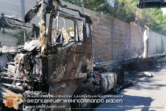 20220817 LKW Brand auf der A21 Höhe Klausen-Leopoldsdorf Foto: Harald Schieder Freiwillige Feuerwehr Alland 20220817 LKW Brand auf der A21 Höhe Klausen-Leopoldsdorf Foto: Harald Schieder Freiwillige Feuerwehr Alland