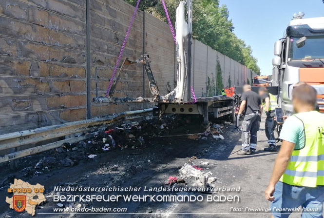 20220817 LKW Brand auf der A21 Höhe Klausen-Leopoldsdorf Foto: Harald Schieder Freiwillige Feuerwehr Alland 20220817 LKW Brand auf der A21 Höhe Klausen-Leopoldsdorf Foto: Harald Schieder Freiwillige Feuerwehr Alland