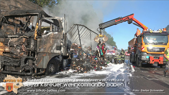 20220817 LKW Brand auf der A21 Höhe Klausen-Leopoldsdorf Foto: Stefan Schneider BFKDO BADEN 20220817 LKW Brand auf der A21 Höhe Klausen-Leopoldsdorf Foto: Stefan Schneider BFKDO BADEN