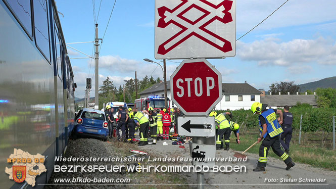 20220829 Unfall bei WLB-Bahnübergang in Pfaffstätten  Foto: Stefan Schneider BFKDO BADEN
