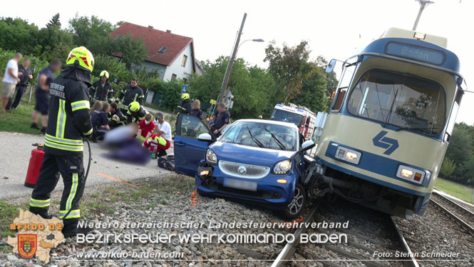 20220829 Unfall bei WLB-Bahnübergang in Pfaffstätten  Foto: Stefan Schneider BFKDO BADEN