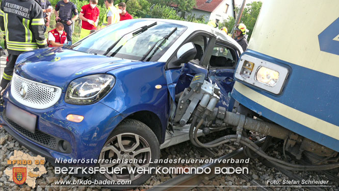 20220829 Unfall bei WLB-Bahnübergang in Pfaffstätten  Foto: Stefan Schneider BFKDO BADEN